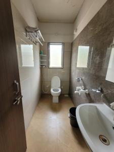 Koupelna v ubytování Nivaant Farms + 12 fotografií