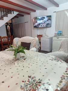 une salle à manger avec une table et des chaises et une télévision dans l'établissement Los Cabales, à Torres