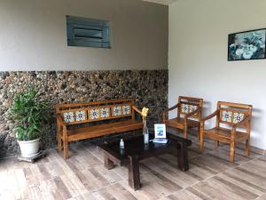 2 panche in legno e un tavolo in una stanza di Sítio dos Guedes a Guapimirim Altre 78 foto