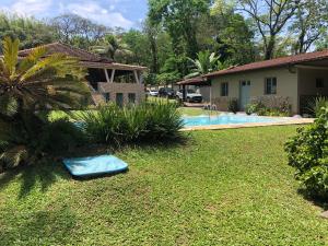 una piscina in un cortile accanto a una casa di Sítio dos Guedes a Guapimirim