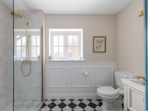 Bilik mandi di 5 Bed in Lymington 96189 +24 gambar