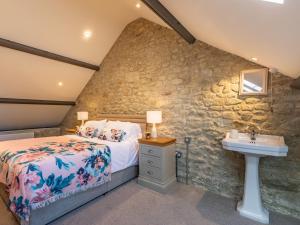 1 dormitorio con cama y lavamanos en 4 Bed in Melbury Abbas 48814, en Melbury Abbas