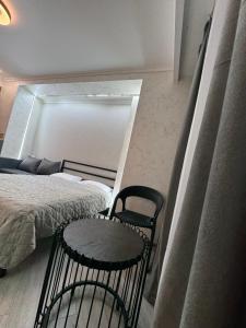 een slaapkamer met twee bedden en een tafel en stoelen bij Alvina Complex Apartment in Tsachkadzor