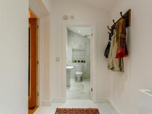 Un baño blanco con inodoro y lavabo. en 2 Bed in Battle 77491, en Battle 20 fotos más