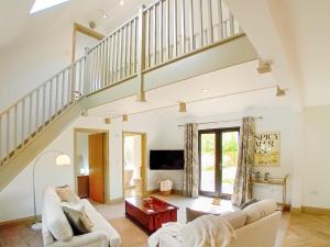 un soggiorno con una scala e un divano di 2 Bed in Stowmarket 80545 a Stowmarket