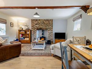 TV a/nebo společenská místnost v ubytování 2 Bed in Aberaeron 96072