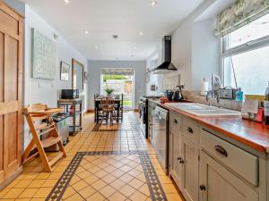 una cocina con fregadero y encimera en 4 Bed in Tenby FB193, en Tenby