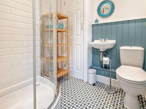 Un baño con ducha, inodoro y lavabo. en 4 Bed in Tenby FB193, en Tenby 18 fotos más