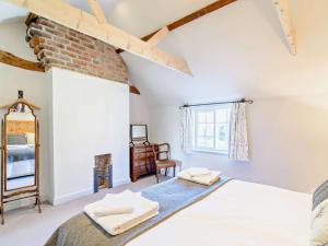 Katil atau katil-katil dalam bilik di 2 Bed in Beverley 75583