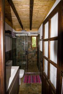uma casa de banho com um chuveiro, um lavatório e um WC. em Casa con encanto el Castaño em Castaño de Robledo