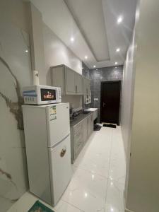 吉达Apartment with bedroom, living room and courtyard C-1的配有冰箱和瓷砖地板的厨房