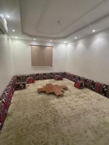 吉达Apartment with bedroom, living room and courtyard C-1的一间大房间,配有沙发和投影屏幕