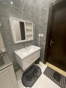 吉达Apartment with bedroom, living room and courtyard C-1的浴室里有洗手池和镜子