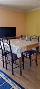 a dining room table with chairs and a marble table at Apartman Marija 2 in Kraljevo
