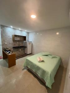 una camera con letto e piano cottura di Conforto e Tranquilidade - Excelente Estadia a Recife Altre 5 foto