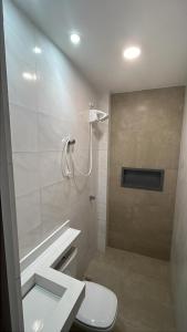 un bagno bianco con wc e doccia di Conforto e Tranquilidade - Excelente Estadia a Recife