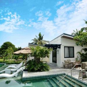 a villa with a swimming pool and a house at La Manna Events and Leisure Place 