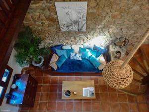 een woonkamer met een blauwe bank bij Les étoiles de callas in Callas +18 foto's