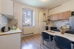 una cucina con un tavolo e sedie in una stanza di FLEX Aparts - möblierte Wohnung in Zwickau a Zwickau