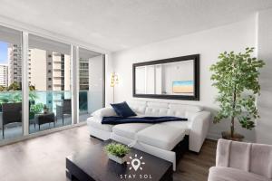 Χώρος καθιστικού στο Modern Hollywood Beach Escape - City Views