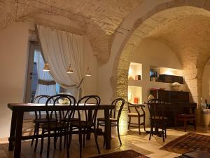 a dining room with a table and chairs at 1783 Dimora d'Epoca in Locorotondo