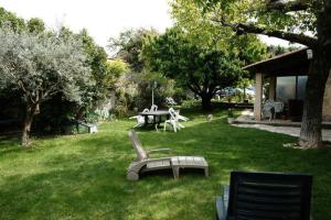 アルマーニュ・アン・プロバンスにあるGîte Clarisseのベンチと芝生のテーブルのある公園