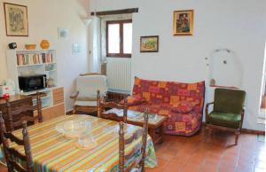 アルマーニュ・アン・プロバンスにあるGîte Clarisseのソファとテーブルのあるリビングルーム