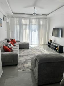 Μια τηλεόραση ή/και κέντρο ψυχαγωγίας στο Sharjah Luxe Homes-serene coastal escape