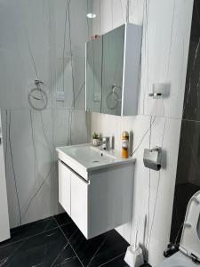 Ένα μπάνιο στο Sharjah Luxe Homes-serene coastal escape