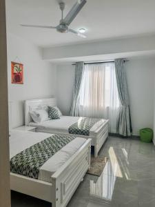 Ένα ή περισσότερα κρεβάτια σε δωμάτιο στο Sharjah Luxe Homes-serene coastal escape