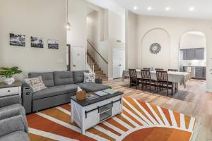 Posezení v ubytování Desert Ridge - Hot Tub - Fire Pit - 4BR Retreat - Near Top Golf Courses