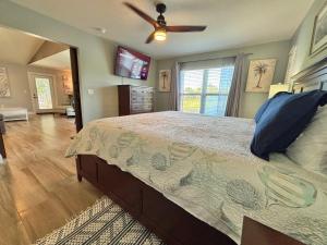 Ένα ή περισσότερα κρεβάτια σε δωμάτιο στο Octopus Perfect Location On Pond 3 Mile To Gulf Beach