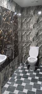 LamobuangにあるWisma teluk bayur sidapore Tbのトイレと洗面台付きのバスルーム +6枚の写真