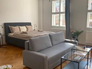 a living room with a couch and a bed at Apartmán v centru Krumlova in Český Krumlov