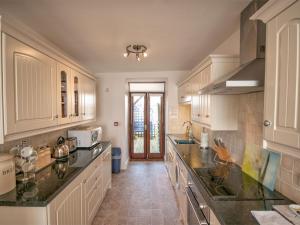 Köök või kööginurk majutusasutuses 2 Bed in Aberdovey DY004