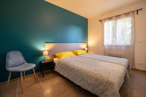 une chambre avec un lit, une chaise et une fenêtre dans l'établissement Gite Les Bouches Rouges, à Vesseaux 32 autres photos