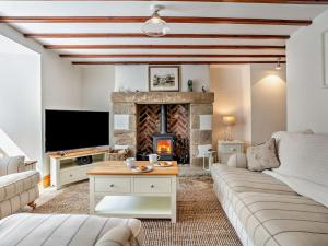 ein Wohnzimmer mit Couch und Kamin in der Unterkunft 3 Bed in Muker 75649 in Muker