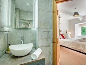 ein Badezimmer mit einem weißen Waschbecken und ein Schlafzimmer in der Unterkunft 3 Bed in Muker 75649 in Muker + 21 Fotos