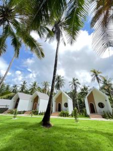 Ban Bang BaoにあるDe coco villa kohkood V2のヤシの木が並ぶ白い建物
