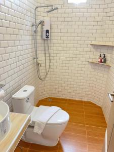 Ban Bang BaoにあるDe coco villa kohkood V2のシャワーとトイレ付きの白いバスルーム