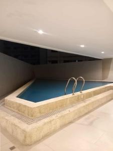 einem Pool in der Mitte eines Zimmers in der Unterkunft Balcony Studio Ayala with Ultra-Fast 400 Mbps WiFi in Cebu City