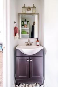 un baño con lavabo y espejo en Short North Convention Private Parking Pets, en Columbus