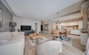a living room with a couch and a table at Zvezdopad in Sheremetler