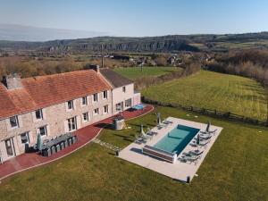 Bazén v ubytování Gîte de charme -14 personnes - piscine chauffée - Clécy nebo v jeho okolí