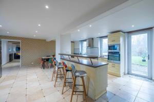 Kuchyň nebo kuchyňský kout v ubytování Gîte de charme -14 personnes - piscine chauffée - Clécy