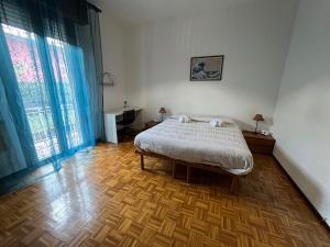 セリアーテにあるPaolo&SilviaHostのベッドと木の床のある寝室 +8枚の写真
