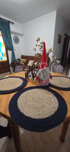 a gnome sitting on top of a wooden table at Casa de la Felicidad cerca de la playa in Santa Pola