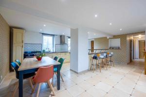 Kuchyň nebo kuchyňský kout v ubytování Gîte de charme -14 personnes - piscine chauffée - Clécy + 73 fotografií