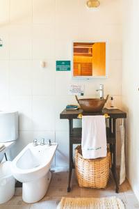 カマンドゥカイアにあるRecanto Cadorinの洗面台とトイレ付きのバスルーム +58枚の写真