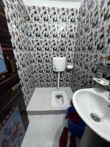 un baño con inodoro y lavabo en Hotel Tayef Dhanmondi, en Dhaka